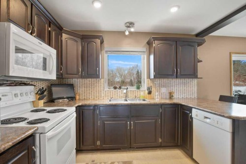 45 Ravenscrag Crescent, Norglenwold, AB - Indoor Photo Showing Kitchen