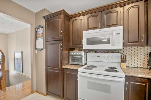 45 Ravenscrag Crescent, Norglenwold, AB - Indoor Photo Showing Kitchen