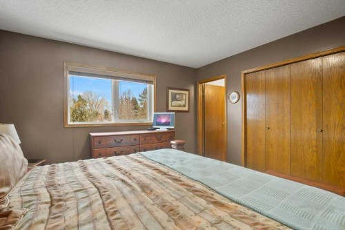 45 Ravenscrag Crescent, Norglenwold, AB - Indoor Photo Showing Bedroom