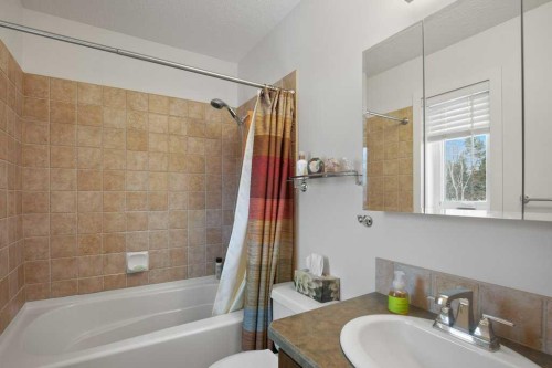 45 Ravenscrag Crescent, Norglenwold, AB - Indoor Photo Showing Bathroom
