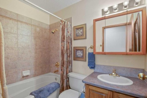 45 Ravenscrag Crescent, Norglenwold, AB - Indoor Photo Showing Bathroom