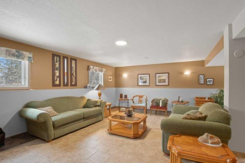 45 Ravenscrag Crescent, Norglenwold, AB - Indoor Photo Showing Living Room