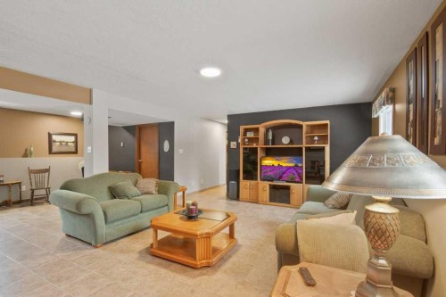 45 Ravenscrag Crescent, Norglenwold, AB - Indoor Photo Showing Living Room