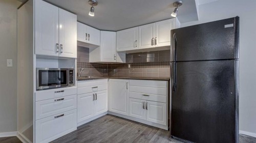 14 Arnold Close, Red Deer, AB - Indoor Photo Showing Kitchen