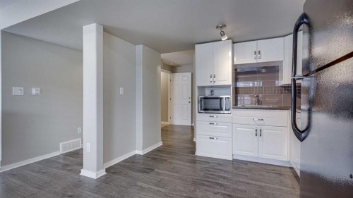 14 Arnold Close, Red Deer, AB - Indoor Photo Showing Kitchen