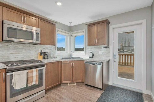 14 Cascade Street, Blackfalds, AB - Indoor Photo Showing Kitchen With Upgraded Kitchen