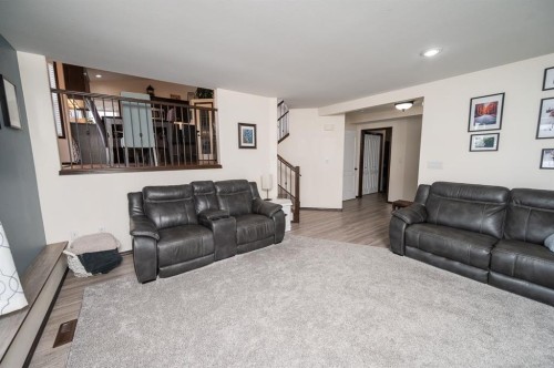 22 Sparrow Close, Blackfalds, AB - Indoor Photo Showing Living Room