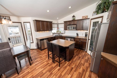 22 Sparrow Close, Blackfalds, AB - Indoor Photo Showing Kitchen