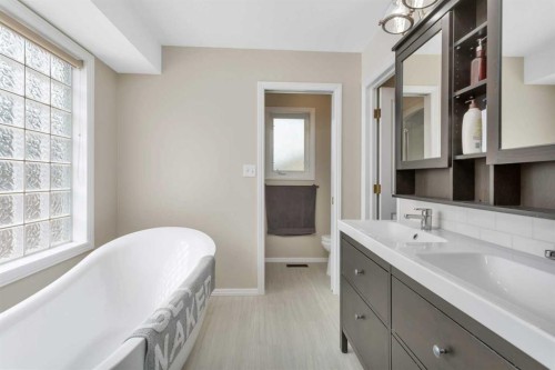 49 Coventry Lane, Lacombe, AB - Indoor Photo Showing Bathroom