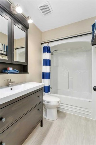 49 Coventry Lane, Lacombe, AB - Indoor Photo Showing Bathroom