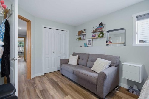252 Lancaster Drive, Red Deer, AB - Indoor Photo Showing Living Room