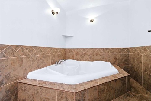 140 Lanterman Close, Red Deer, AB - Indoor Photo Showing Bathroom