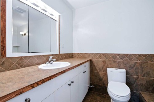 140 Lanterman Close, Red Deer, AB - Indoor Photo Showing Bathroom