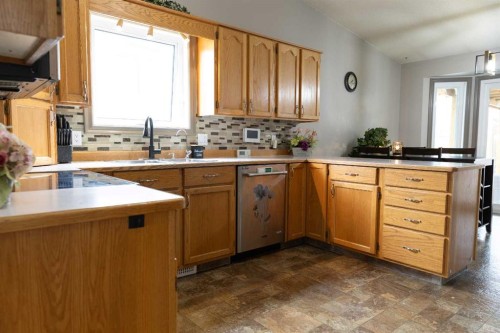 35 Kemp Avenue, Red Deer, AB - Indoor Photo Showing Kitchen