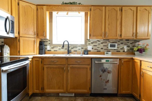 35 Kemp Avenue, Red Deer, AB - Indoor Photo Showing Kitchen With Double Sink