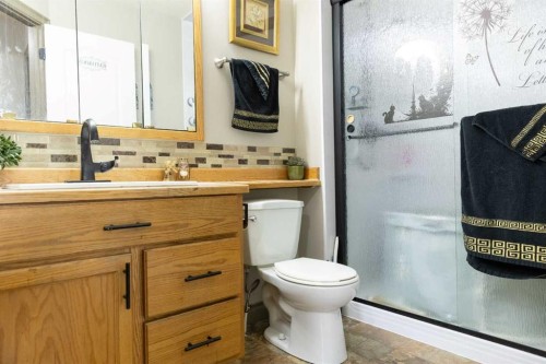 35 Kemp Avenue, Red Deer, AB - Indoor Photo Showing Bathroom