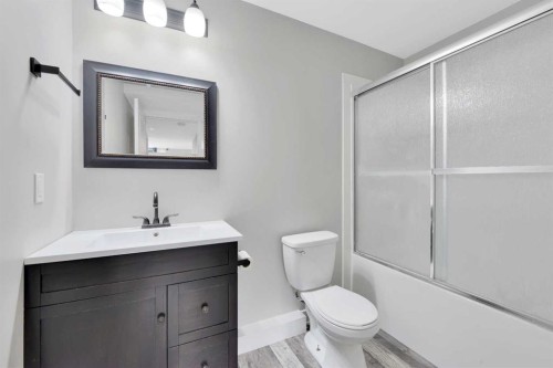 15 Iron Gate Boulevard, Sylvan Lake, AB - Indoor Photo Showing Bathroom
