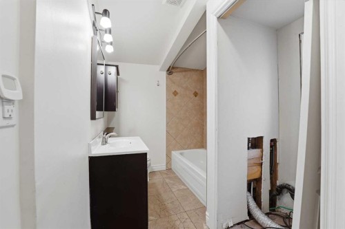 5713 57 Avenue, Red Deer, AB - Indoor Photo Showing Bathroom