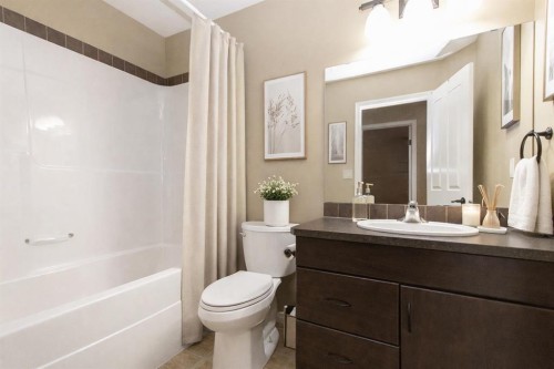 114 Redwood Boulevard, Springbrook, AB - Indoor Photo Showing Bathroom