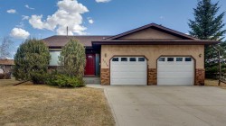 5019 60 Street Close Lacombe, AB T4L 1M3