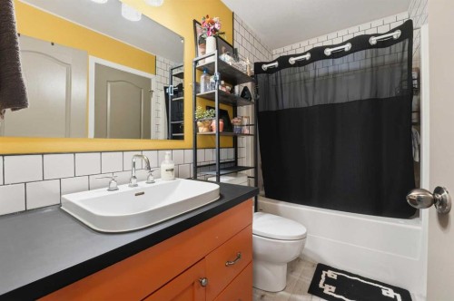 28 Parkside Crescent, Blackfalds, AB - Indoor Photo Showing Bathroom