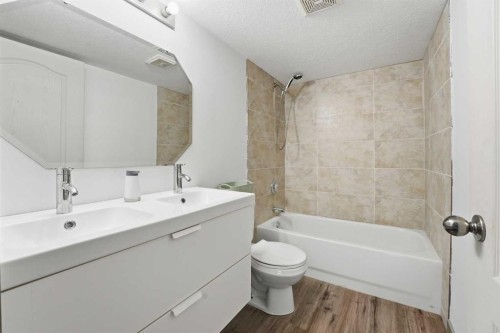 28 Parkside Crescent, Blackfalds, AB - Indoor Photo Showing Bathroom