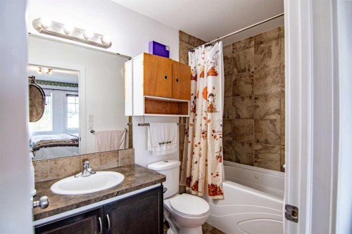 172 Ibbotson Close, Red Deer, AB - Indoor Photo Showing Bathroom