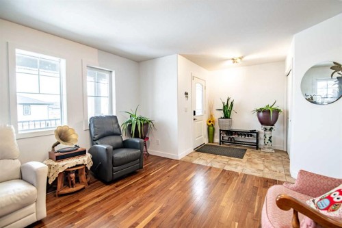 172 Ibbotson Close, Red Deer, AB - Indoor Photo Showing Living Room