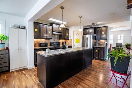 172 Ibbotson Close, Red Deer, AB - Indoor Photo Showing Kitchen With Double Sink With Upgraded Kitchen