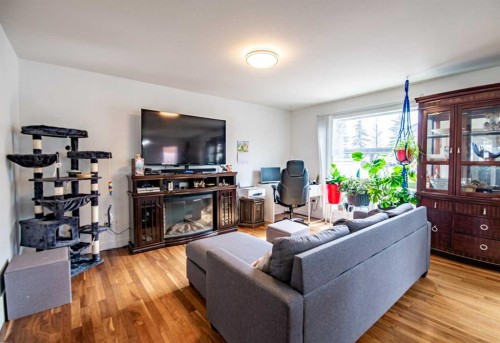 172 Ibbotson Close, Red Deer, AB - Indoor Photo Showing Living Room