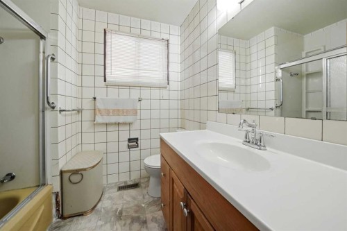 21 Wallace Close, Red Deer, AB - Indoor Photo Showing Bathroom