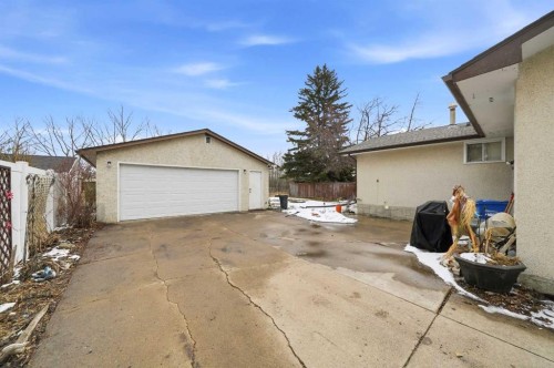 21 Wallace Close, Red Deer, AB - Outdoor With Exterior