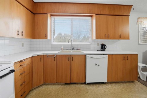21 Wallace Close, Red Deer, AB - Indoor Photo Showing Kitchen
