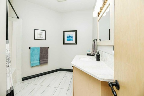 6 Cranna Place, Lacombe, AB - Indoor Photo Showing Bathroom