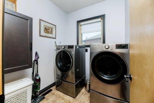 6 Cranna Place, Lacombe, AB - Indoor Photo Showing Laundry Room