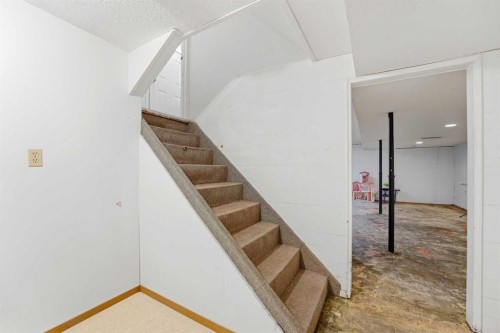 69 Wright Avenue, Red Deer, AB - Indoor Photo Showing Other Room