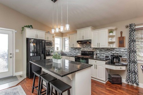 68 Garden Road, Lacombe, AB - Indoor Photo Showing Kitchen With Upgraded Kitchen