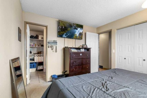 10 Chappel Drive, Red Deer, AB - Indoor Photo Showing Bedroom