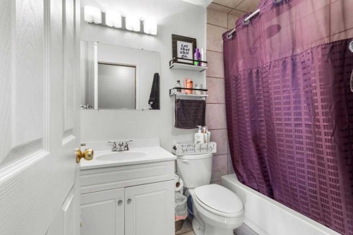 10 Chappel Drive, Red Deer, AB - Indoor Photo Showing Bathroom