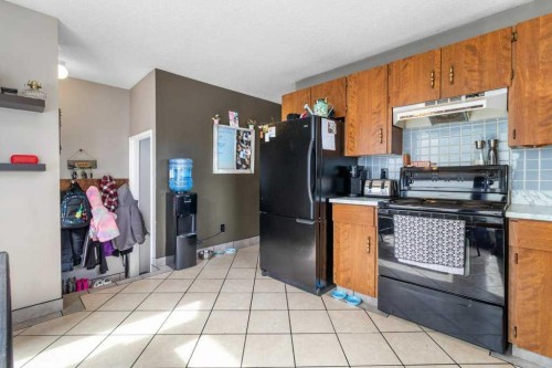 10 Chappel Drive, Red Deer, AB - Indoor Photo Showing Kitchen