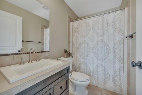 176 Ingle Close, Red Deer, AB - Indoor Photo Showing Bathroom