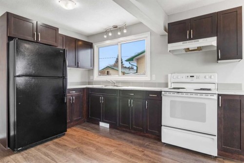 5629 56 Ave, Lacombe, AB - Indoor Photo Showing Kitchen