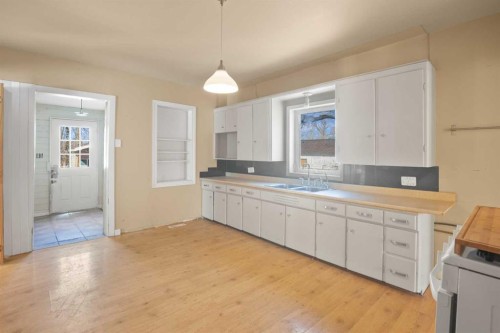39020B Range Road 21, Rural Lacombe County, AB - Indoor Photo Showing Kitchen With Double Sink