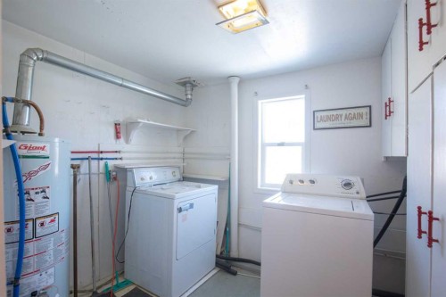 39020B Range Road 21, Rural Lacombe County, AB - Indoor Photo Showing Laundry Room