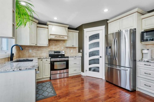 17 Coachill Street, Blackfalds, AB - Indoor Photo Showing Kitchen With Upgraded Kitchen