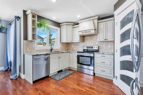 17 Coachill Street, Blackfalds, AB - Indoor Photo Showing Kitchen With Upgraded Kitchen