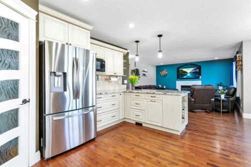 17 Coachill Street, Blackfalds, AB - Indoor Photo Showing Kitchen With Upgraded Kitchen