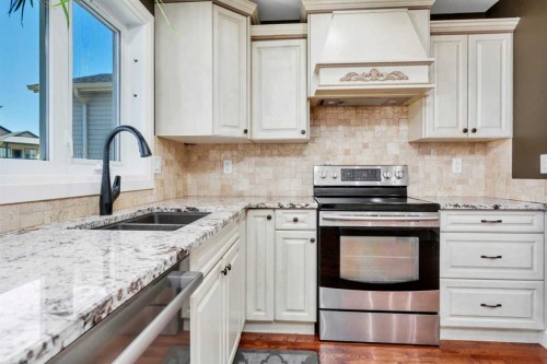 17 Coachill Street, Blackfalds, AB - Indoor Photo Showing Kitchen With Double Sink With Upgraded Kitchen