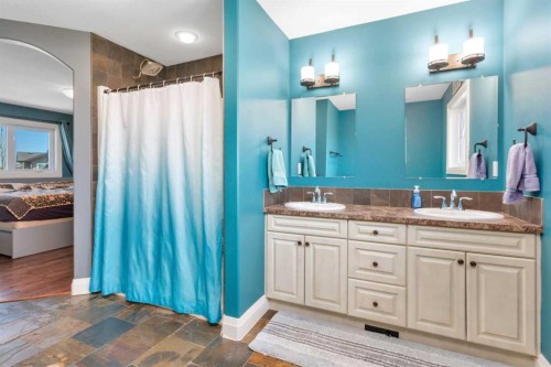 17 Coachill Street, Blackfalds, AB - Indoor Photo Showing Bathroom