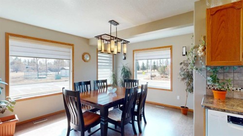 5404 49A Avenue, Alix, AB - Indoor Photo Showing Dining Room